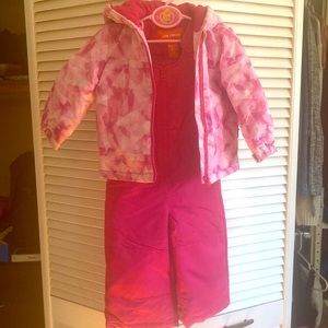 Joe Fresh Girls snowsuit in hot pink size 18 months-24m *like new* condition.
